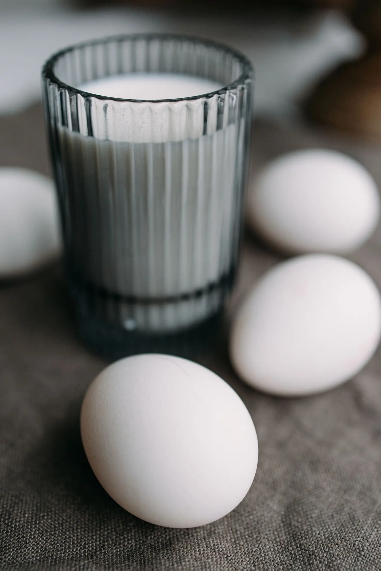 Ein Glas Milch und weiße Eier