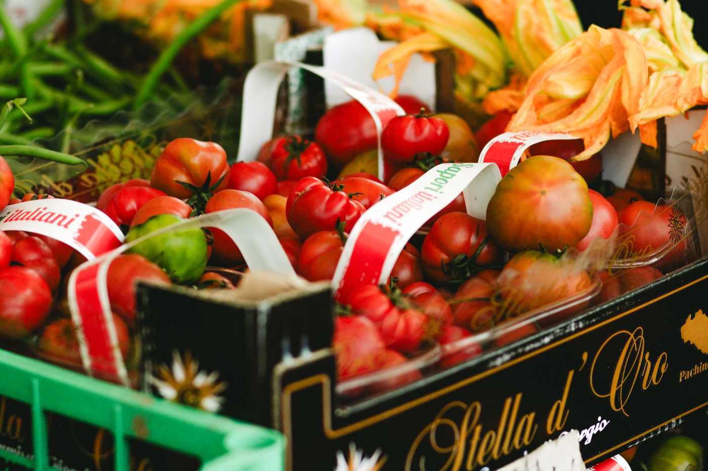Rote und grüne Tomaten in Marktkisten